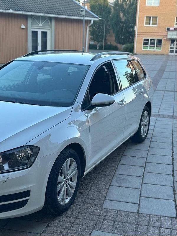 Vit Begagnad 2015 VW Golf VII Kombi | 85 000 kr (Bra pris) - Bild 1/4