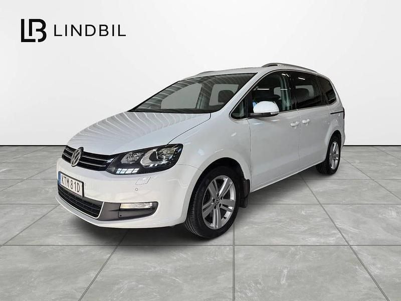 Vit Begagnad 2021 VW Sharan Minibuss | 309 000 kr (Marknadspris) - Bild 1/4