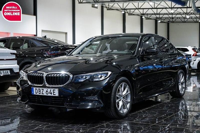 Svart Begagnad 2021 BMW 330 Sport Line Sedan | 229 500 kr (Marknadspris) - Bild 1/4