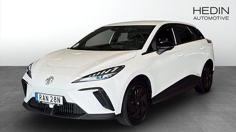 Vit (white) Begagnad 2023 MG MG4 EV Halvkombi | 299 900 kr (Dyr) - Bild 1/4