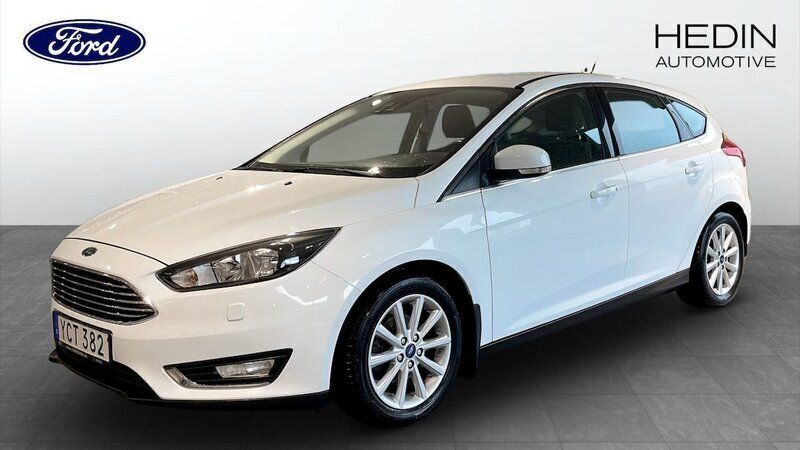 Vit Begagnad 2016 Ford Focus Titanium Halvkombi | 129 900 kr (Marknadspris) - Bild 1/4