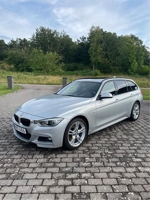 Silver Begagnad 2017 BMW 330 M Sport Kombi | 250 000 kr (Marknadspris) - Bild 1/4