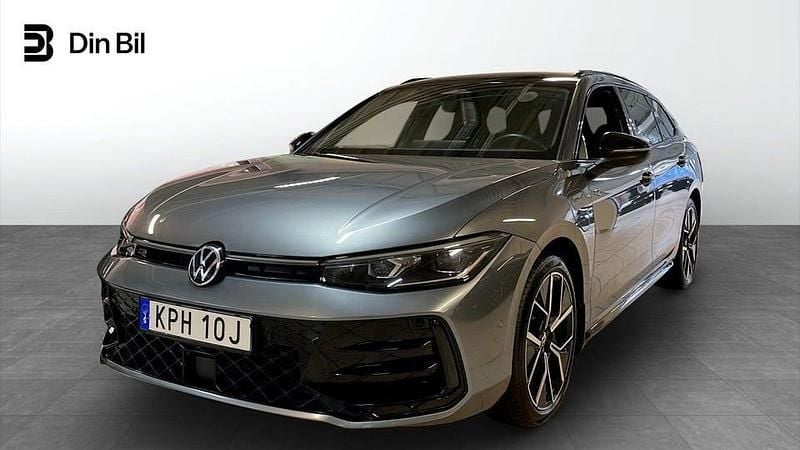 Mörkgrå Begagnad 2024 VW Passat R-line Kombi | 539 900 kr - Bild 1/4