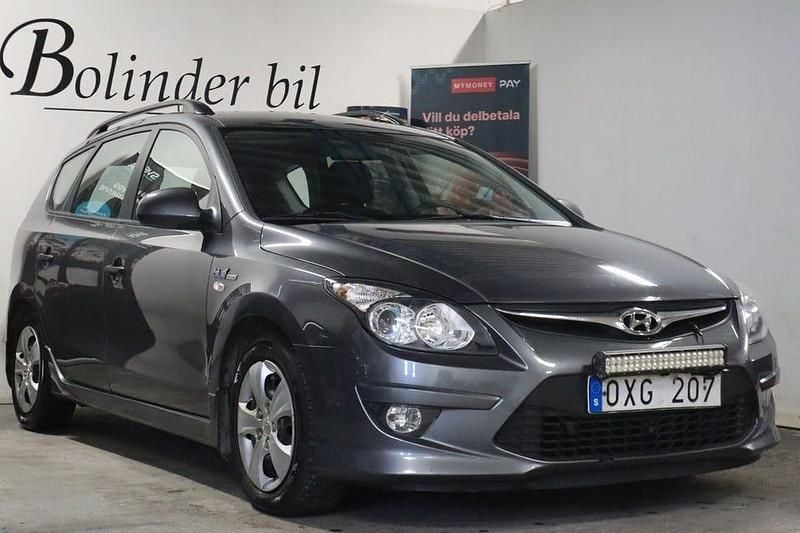 Grå Begagnad 2011 Hyundai i30 Select Kombi | 49 800 kr (Marknadspris) - Bild 1/4