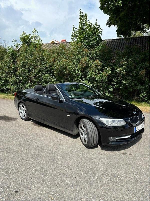 Svart Begagnad 2010 BMW 320 Cabriolet Comfort Edition Cab | 129 000 kr (Marknadspris) - Bild 1/4