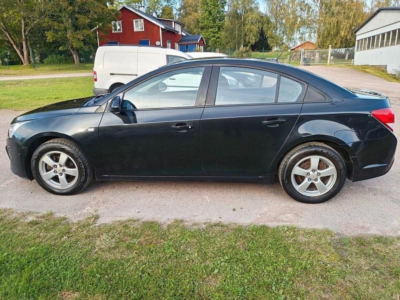 Svart Begagnad 2012 Chevrolet Cruze Sedan | 28 800 kr (Bra pris) - Bild 1/4