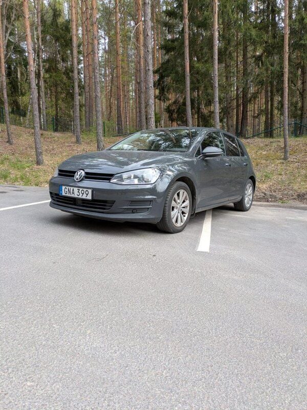 Grå Begagnad 2015 VW Golf VII Halvkombi | 69 000 kr (Superpris) - Bild 1/4