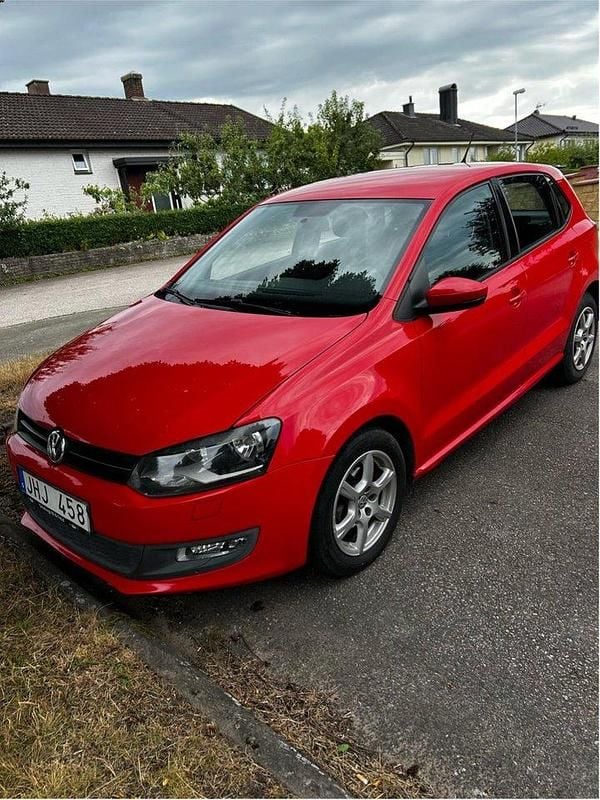 Röd Begagnad 2010 VW Polo Halvkombi | 54 700 kr (Marknadspris) - Bild 1/4