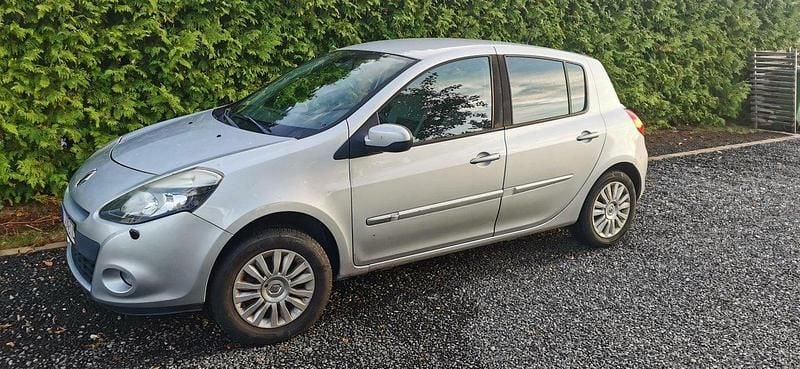 Silver Begagnad 2011 Renault Clio R.S. Halvkombi | 39 500 kr (Marknadspris) - Bild 1/4