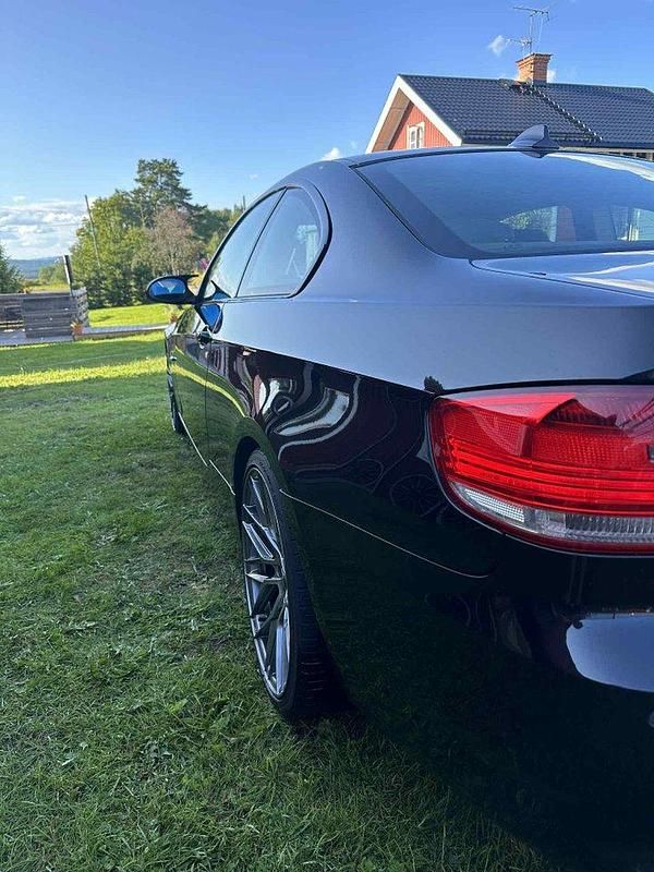 Begagnad BMW 335 Sport Line 306 HK (225 kW) 2007 Svart Sportkupé