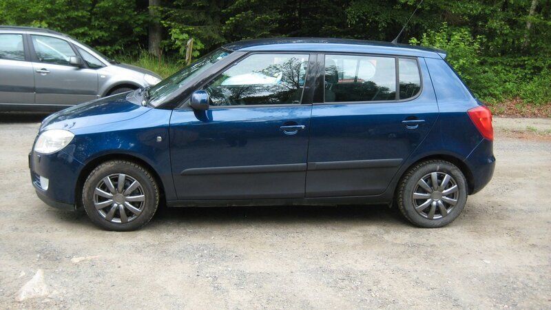 Mörkblå Begagnad 2010 Skoda Fabia Ambiente Halvkombi | 16 900 kr (Marknadspris) - Bild 1/3