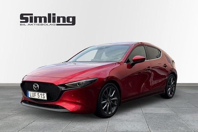 Röd Begagnad 2018 Mazda 3 Halvkombi | 219 900 kr (Marknadspris) - Bild 1/4