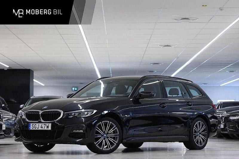 Svart Begagnad 2022 BMW 330e M Sport Kombi | 349 900 kr (Marknadspris) - Bild 1/3