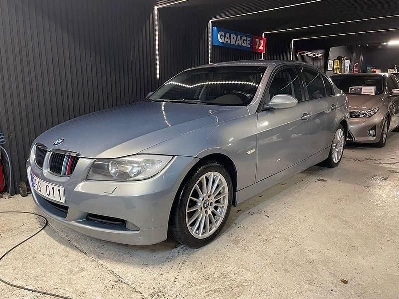 Grå Begagnad 2007 BMW 318 Advantage Sedan | 44 500 kr (Marknadspris) - Bild 1/4