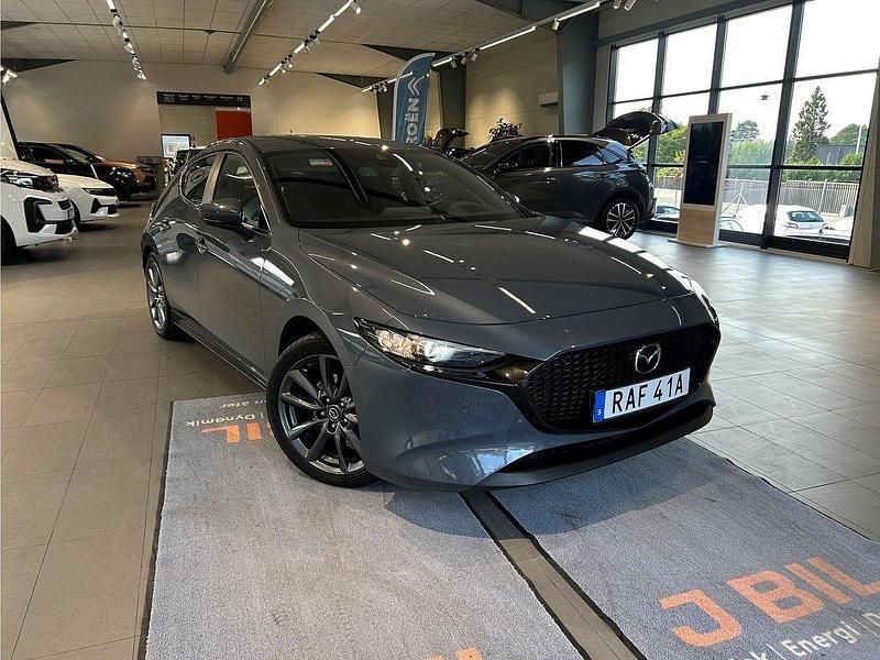 Grå Begagnad 2022 Mazda 3 Sky Halvkombi | 239 900 kr (Marknadspris) - Bild 1/4
