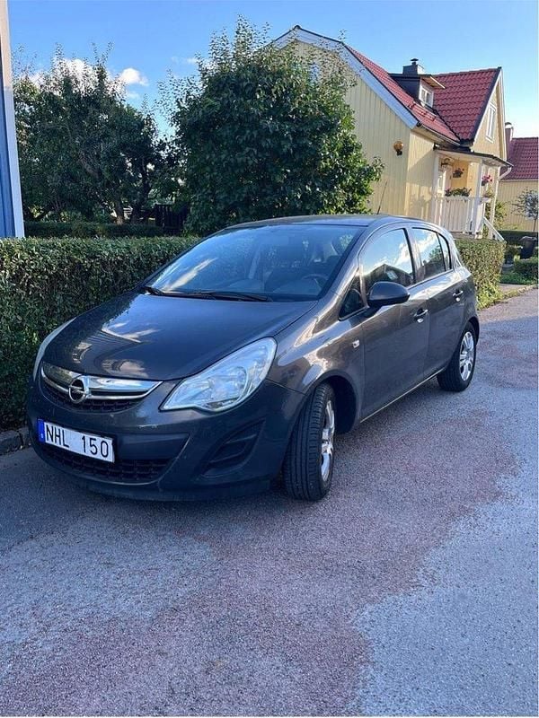Grå Begagnad 2013 Opel Corsa Enjoy Halvkombi | 45 000 kr (Marknadspris) - Bild 1/4