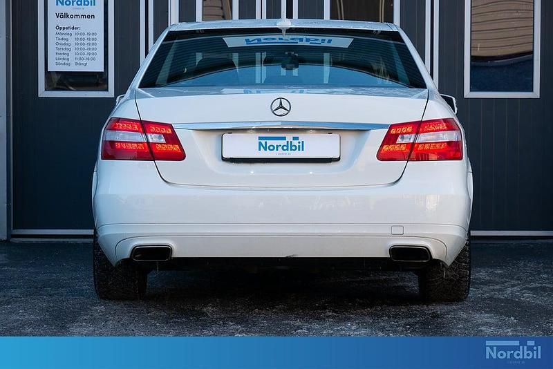 Begagnad Mercedes E200 Classic 136 HK (100 kW) 2011 Vit Sedan