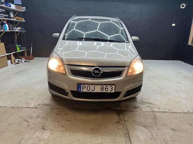 Begagnad Opel Zafira 140 HK (102 kW) 2006 Grå Minibuss