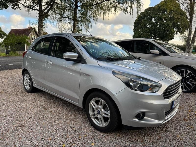 Grå Begagnad 2017 Ford Ka Plus Trend Halvkombi | 89 000 kr - Bild 1/4