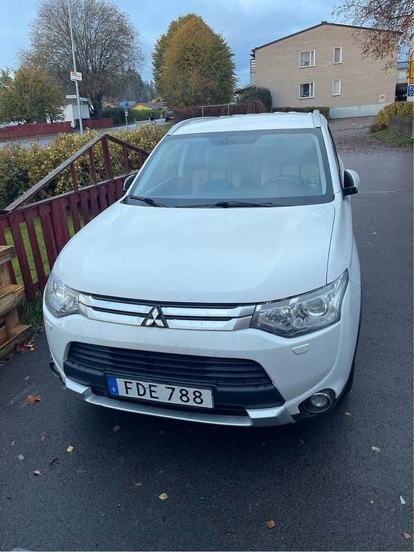 Begagnad 2014 Mitsubishi Outlander SUV | 88 000 kr - Bild 1/4