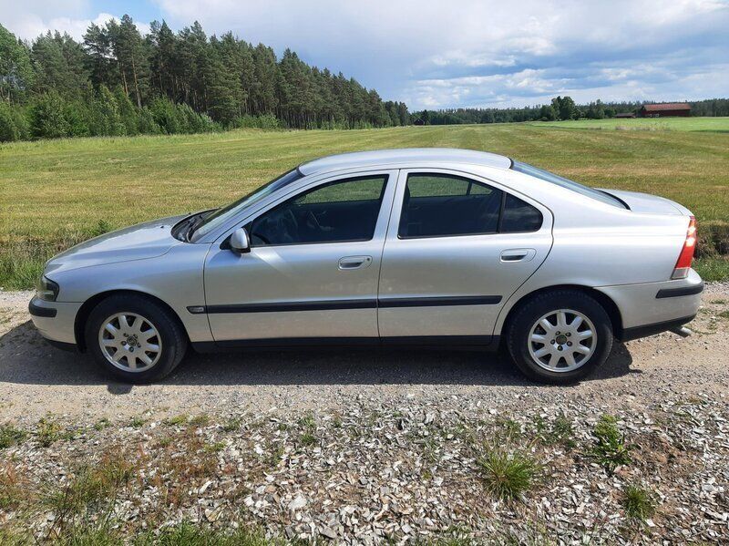 Grå Begagnad 2002 Volvo S60 Sedan | 27 500 kr (Marknadspris) - Bild 1/4