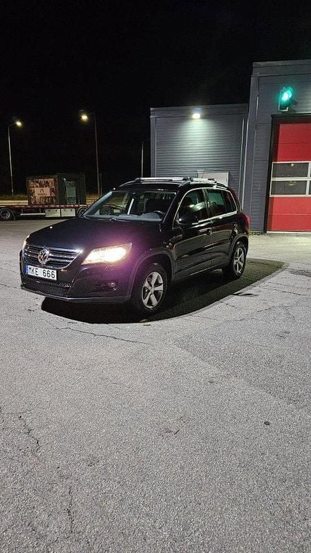 Svart Begagnad 2008 VW Tiguan Sportline SUV | 45 000 kr (Marknadspris) - Bild 1/4