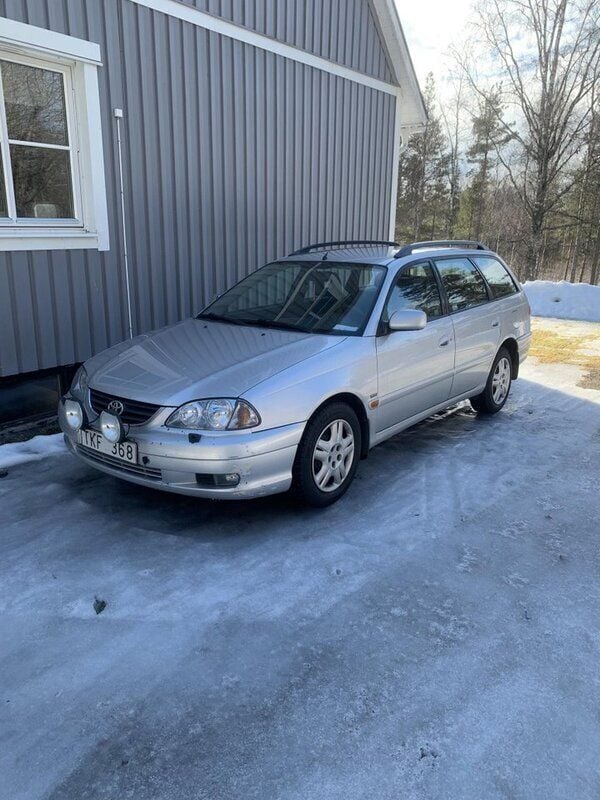 Silver Begagnad 2002 Toyota Avensis Kombi | 13 500 kr (Bra pris) - Bild 1/4