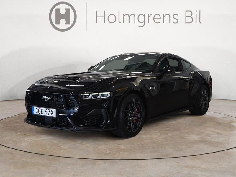 Svart Begagnad 2024 Ford Mustang GT Fastback Sedan | 649 800 kr (Marknadspris) - Bild 1/4
