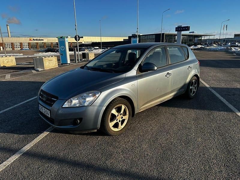 Begagnad Kia Ceed 90 HK (66 kW) 2008 Halvkombi