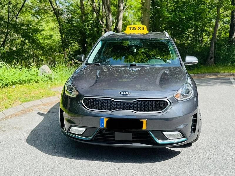 Grå Begagnad 2018 Kia Niro Advance SUV | 161 000 kr (Marknadspris) - Bild 1/4