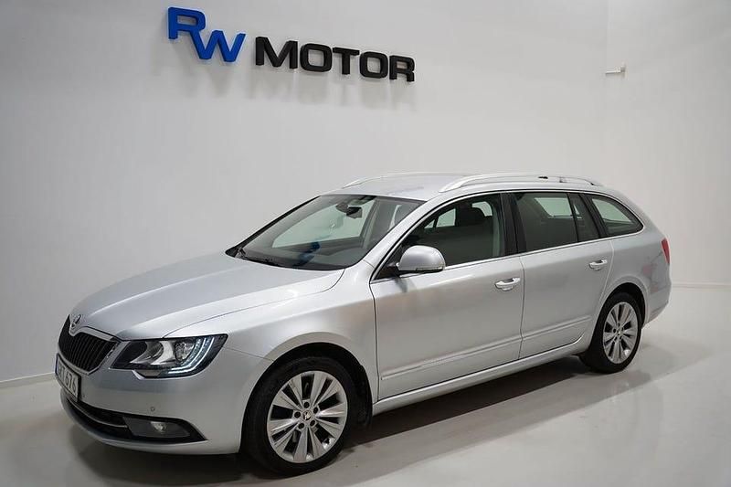 Silver Begagnad 2015 Skoda Superb Elegance Kombi | 119 400 kr (Bra pris) - Bild 1/4