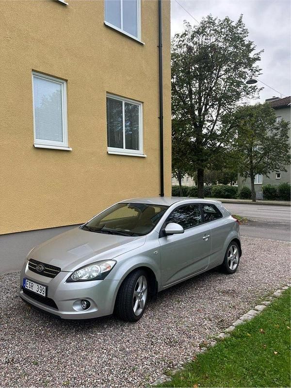 Silver Begagnad 2008 Kia ProCeed 4 Halvkombi | 33 000 kr (Marknadspris) - Bild 1/4