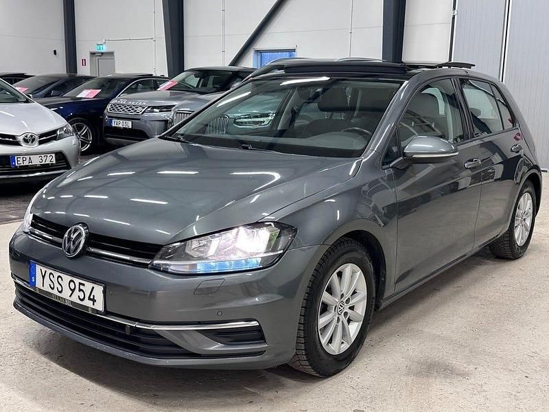 Mörkgrå Begagnad 2017 VW Golf VII Halvkombi | 184 700 kr (Marknadspris) - Bild 1/4