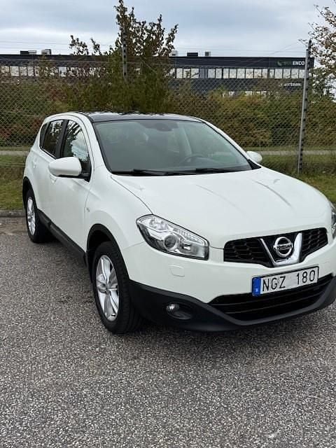 Vit Begagnad 2013 Nissan Qashqai SUV | 92 999 kr (Marknadspris) - Bild 1/4