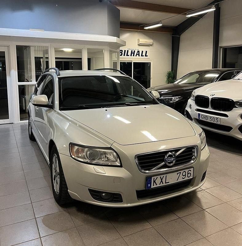 Vit Begagnad 2010 Volvo V50 Momentum Kombi | 49 900 kr (Marknadspris) - Bild 1/4