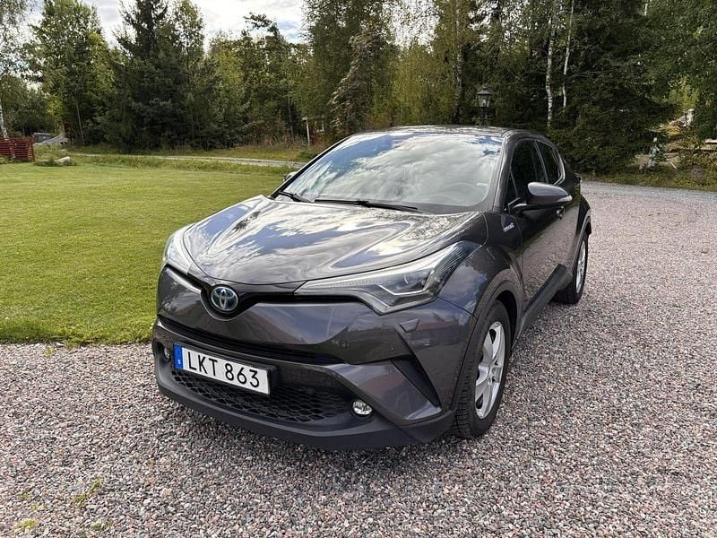 Grå Begagnad 2017 Toyota C-HR SUV | 189 000 kr (Dyr) - Bild 1/4