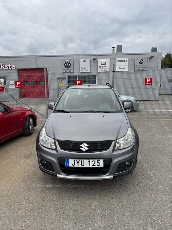 Grå Begagnad 2011 Suzuki SX4 Halvkombi | 79 000 kr (Marknadspris) - Bild 1/4