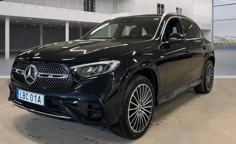 Obsidiansvart metallic Begagnad 2025 Mercedes GLC300 Advanced Plus | 699 000 kr - Bild 1/4