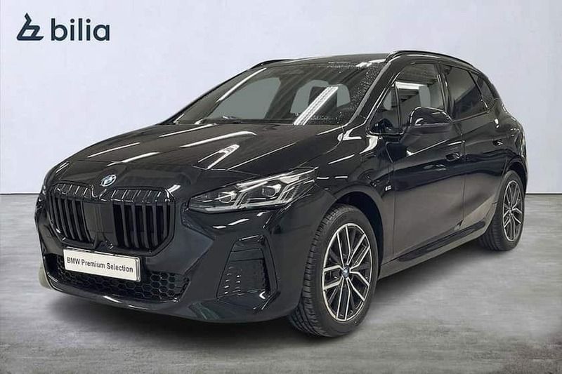 Svart Begagnad 2024 BMW 230e Active Tourer M Sport Minibuss | 539 900 kr (Dyr) - Bild 1/4