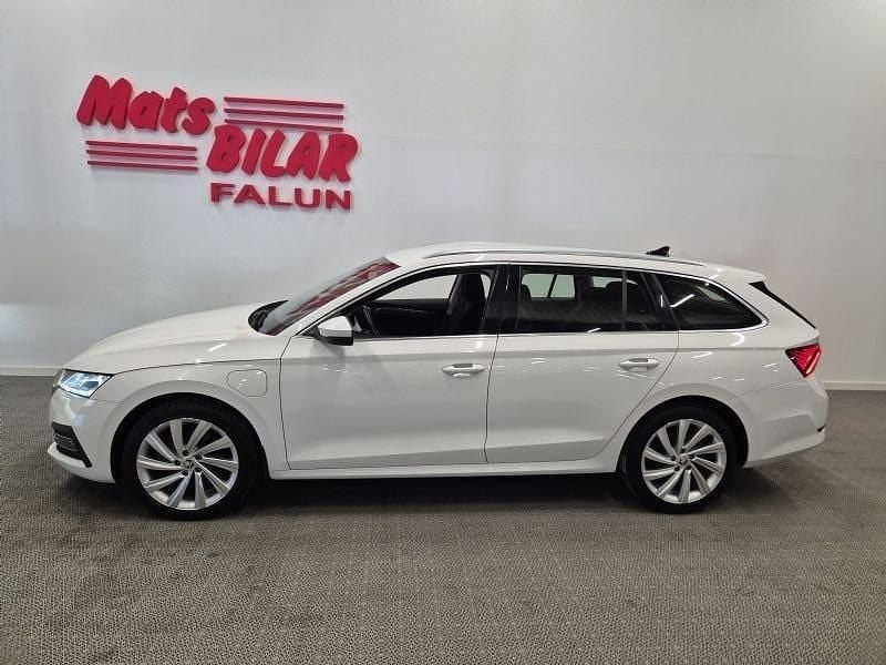 Vit Begagnad 2021 Skoda Octavia Style Kombi | 289 900 kr (Lite dyr) - Bild 1/4
