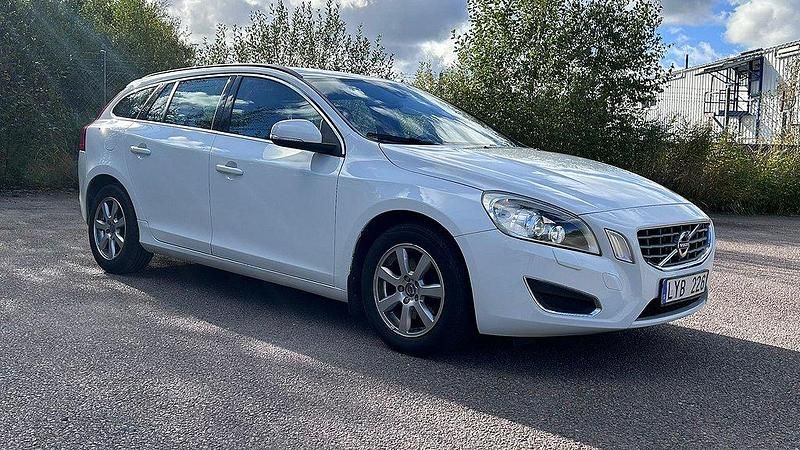 Vit Begagnad 2011 Volvo V60 Momentum Kombi | 69 900 kr (Marknadspris) - Bild 1/4