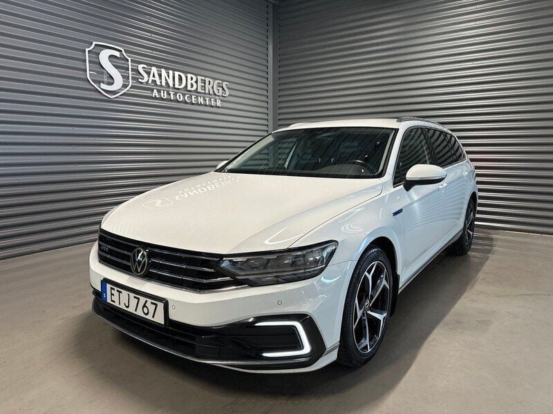 Vit Begagnad 2021 VW Passat GTE Kombi | 224 500 kr (Marknadspris) - Bild 1/4