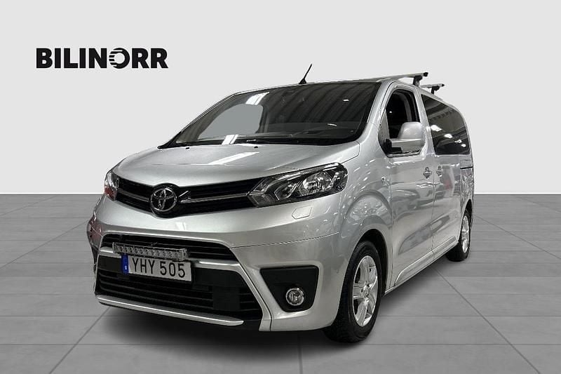 Silver Begagnad 2016 Toyota Proace Verso Kombi | 209 900 kr (Marknadspris) - Bild 1/4