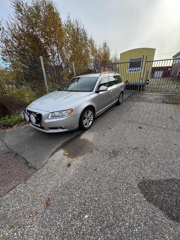 Grå Begagnad 2013 Volvo V70 Momentum Kombi | 60 000 kr (Bra pris) - Bild 1/2