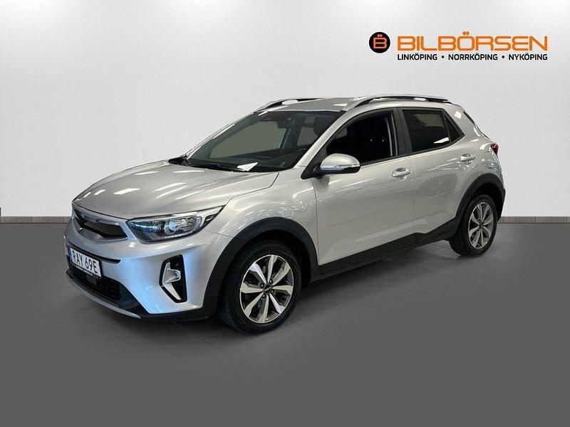 Grå Begagnad 2023 Kia Stonic Advance SUV | 229 900 kr (Marknadspris) - Bild 1/4