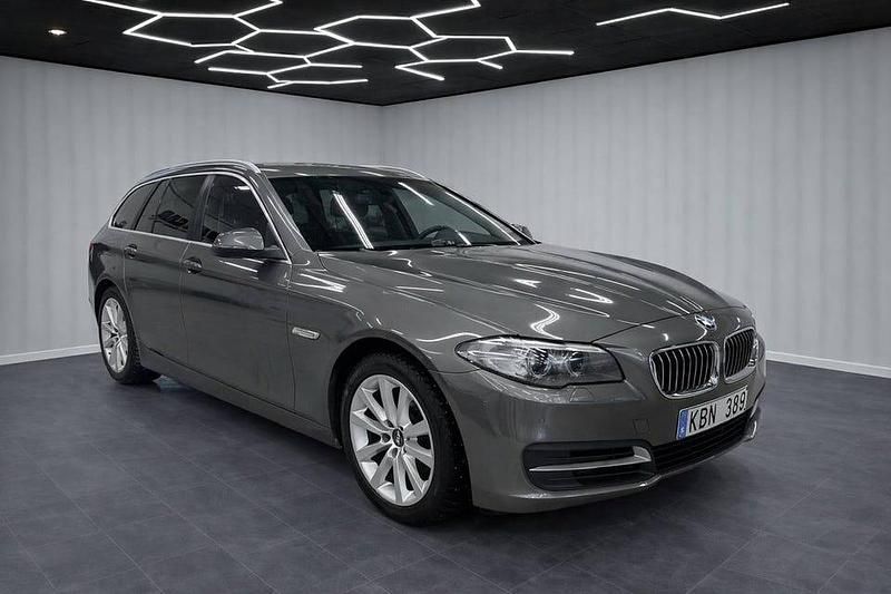 Grå Begagnad 2013 BMW 520 Kombi | 109 900 kr (Marknadspris) - Bild 1/4