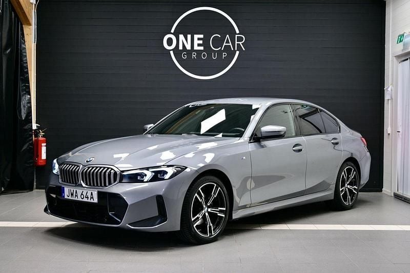 Grå Begagnad 2024 BMW 320 M Sport Sedan | 459 900 kr (Lite dyr) - Bild 1/4