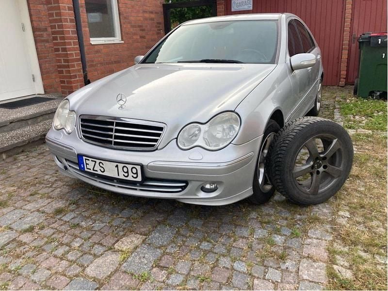 Silver Begagnad 2006 Mercedes C180 Avantgarde Sedan | 39 900 kr (Marknadspris) - Bild 1/4