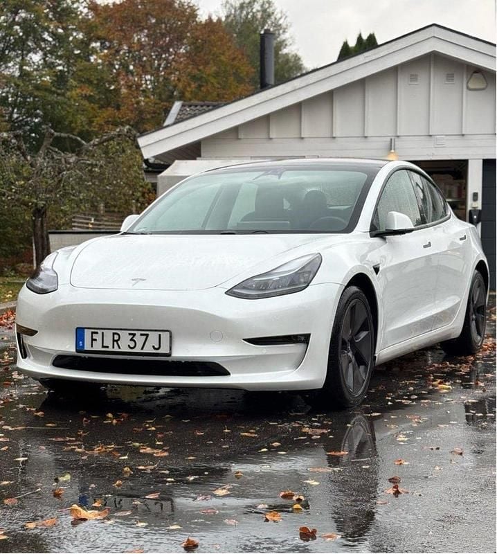 Vit Begagnad 2021 Tesla Model 3 Long Range AWD Sedan | 289 000 kr (Marknadspris) - Bild 1/4