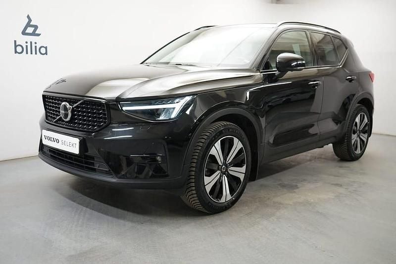 Svart Begagnad 2023 Volvo XC40 Plus SUV | 399 900 kr (Marknadspris) - Bild 1/3